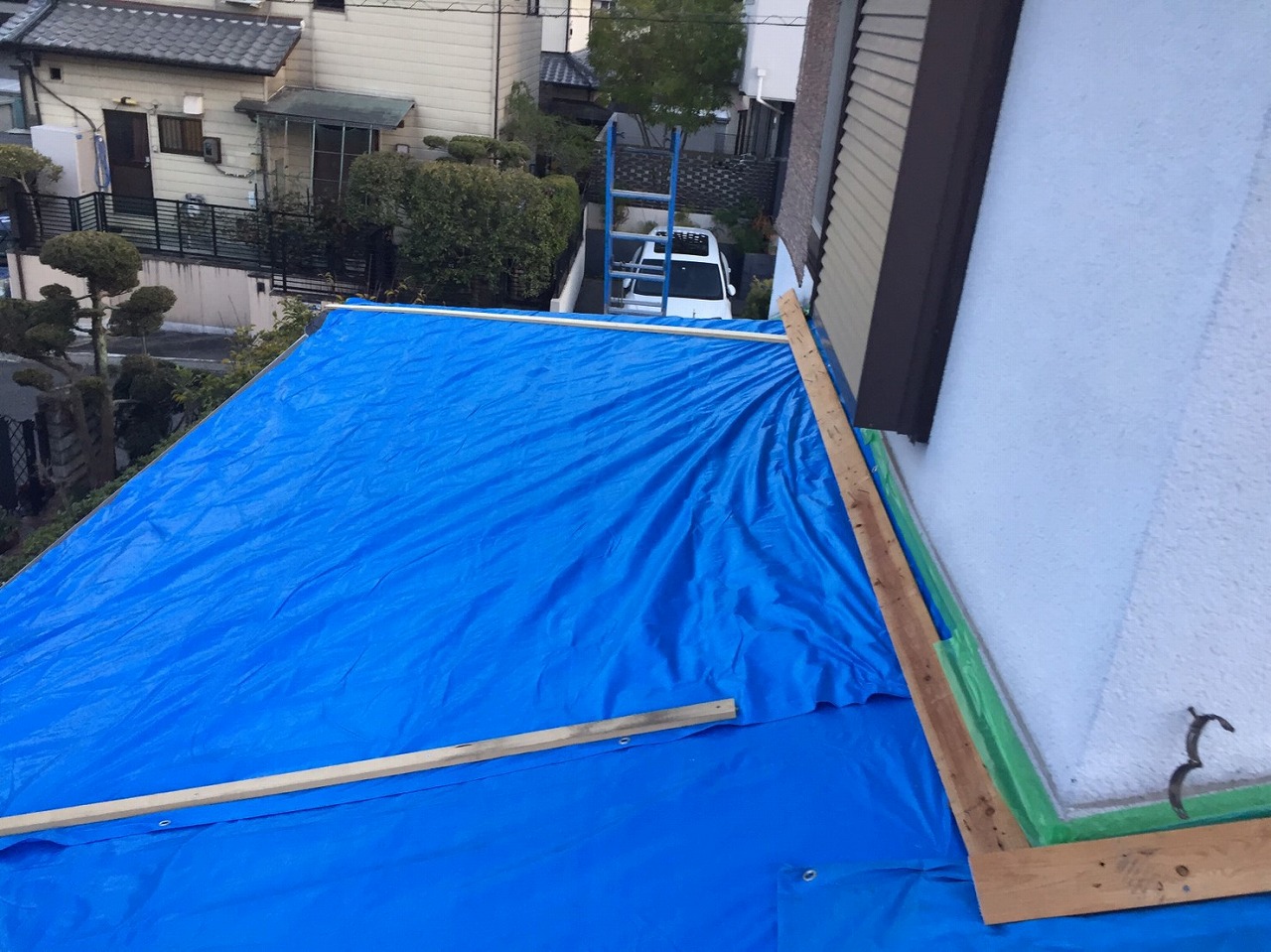 生駒市の葺き替え工事、下屋根の雨養生